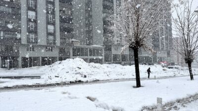 BİTLİS (AA) – Bitlis'te aralıklarla devam eden karla karışık yağmur,