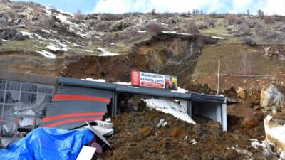 BİTLİS (AA) – Bitlis'te toprak kayması sonucu 2 iş yeri