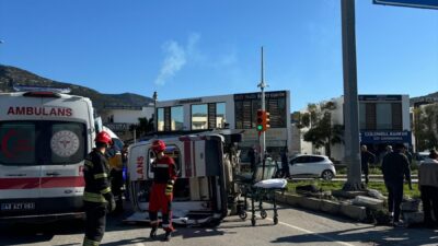 - Ambulansın devrildiği kaza anı, güvenlik kamerasınca kaydedildi