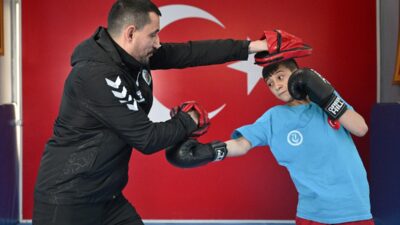 - Boksta 2 yılda Türkiye 3'üncülüğüne ulaşan, babaannesi ve dedesiyle