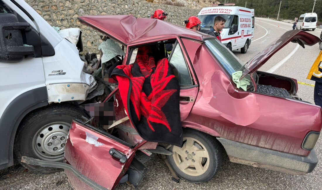 BURDUR (AA) – Burdur'un Bucak ilçesinde minibüsle otomobilin çarpışması sonucu