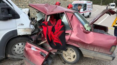 BURDUR (AA) – Burdur'un Bucak ilçesinde minibüsle otomobilin çarpışması sonucu