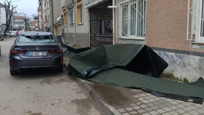 BURSA (AA) – Bursa'nın İnegöl ilçesinde lodos nedeniyle apartmanın çatısından