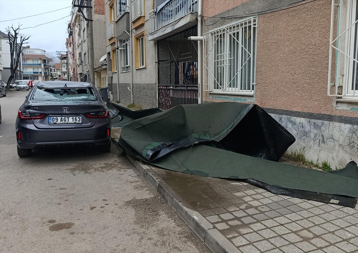 BURSA (AA) – Bursa'nın İnegöl ilçesinde lodos nedeniyle apartmanın çatısından