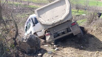 BURSA (AA) – Bursa'nın Orhaneli ilçesinde tırla çarpışan otomobildeki 1