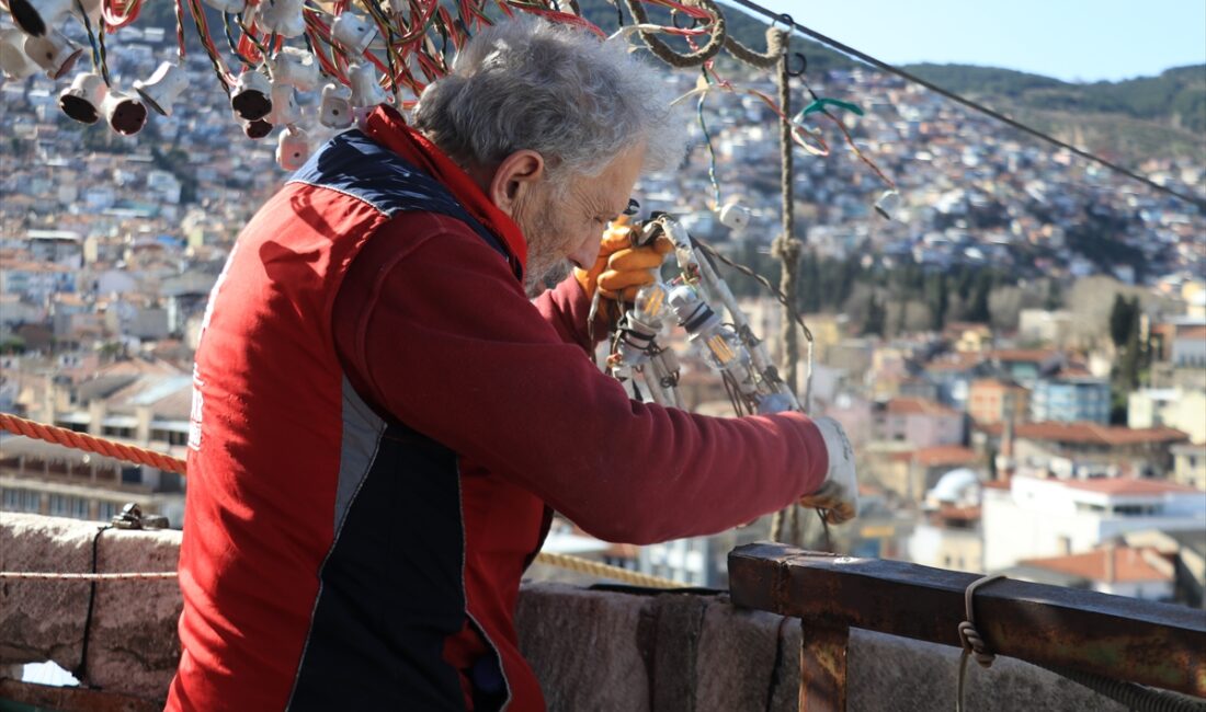 BURSA (AA) – Bursa'daki tarihi Ulu Cami'nin minareleri arasına "Kul