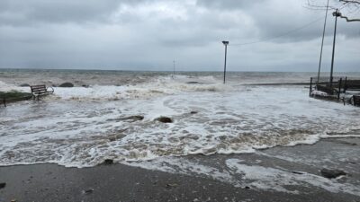 - Gemlik Kurşunlu sahilinde yükselen dalgalar nedeniyle deniz ile kara