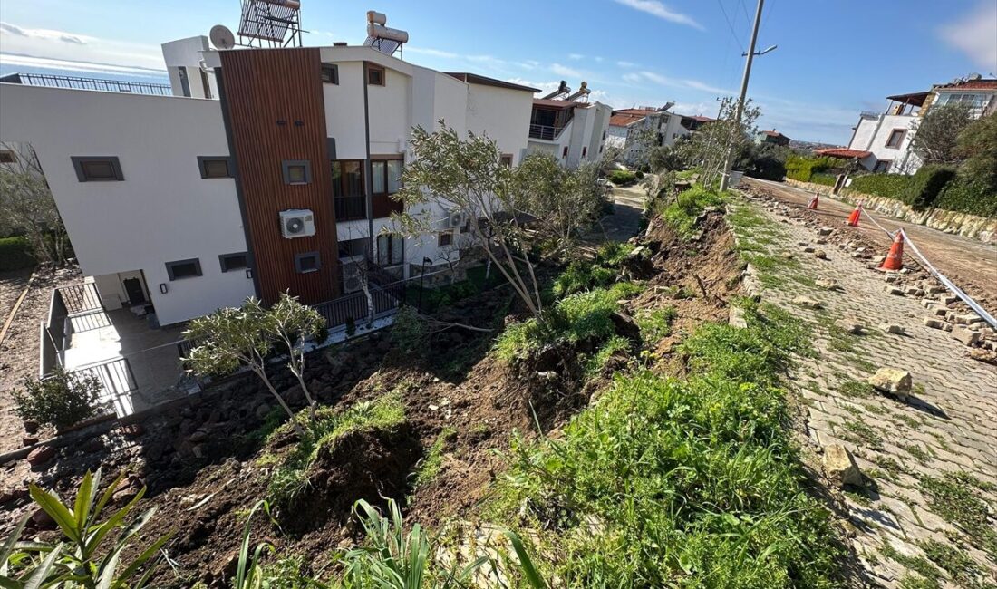 ÇANAKKALE (AA) – Çanakkale'nin Ayvacık ilçesinde bir sitenin istinat duvarı