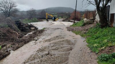 ÇANAKKALE (AA) – Çanakkale'nin Ezine ilçesinde sağanak nedeniyle taşan Menderes