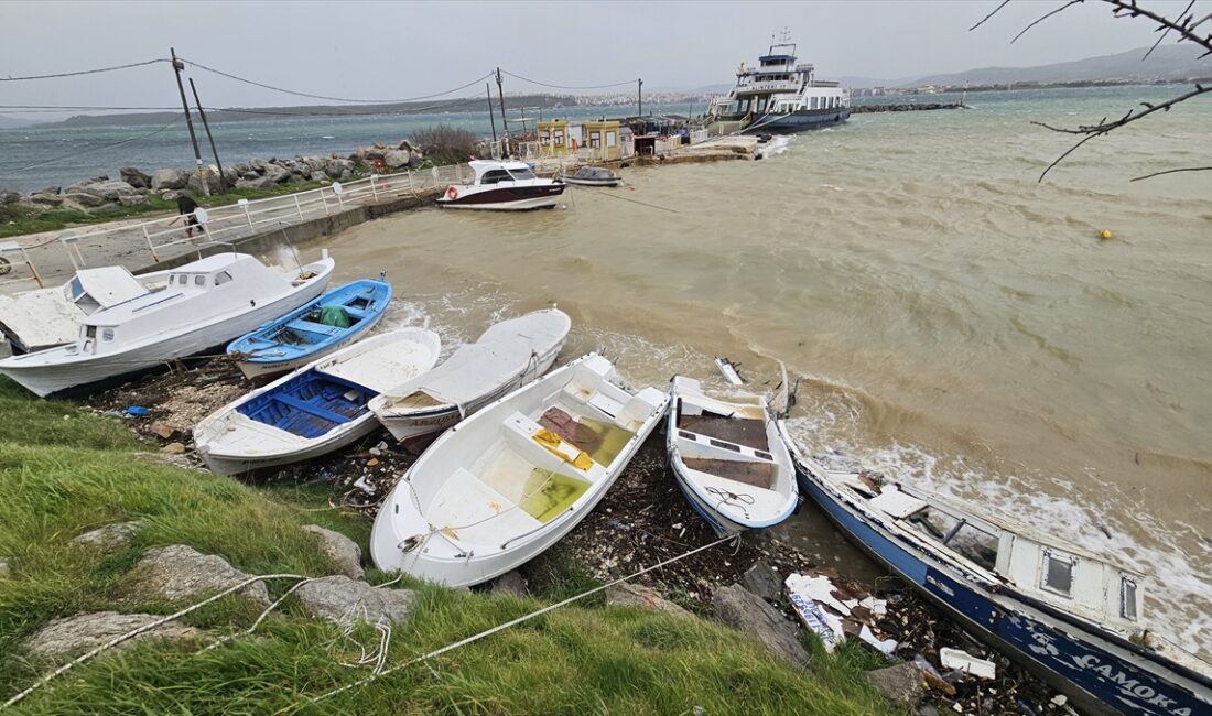 ÇANAKKALE (AA) – Çanakkale'de etkisini sürdüren kuvvetli fırtına, il merkezi