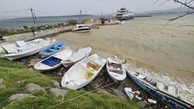 ÇANAKKALE (AA) – Çanakkale'de etkisini sürdüren kuvvetli fırtına, il merkezi