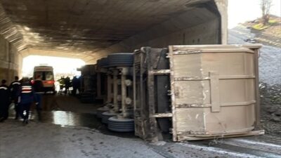 ÇANKIRI (AA) – Çankırı'da tırın devrilmesi sonucu 4 kişi yaralandı.