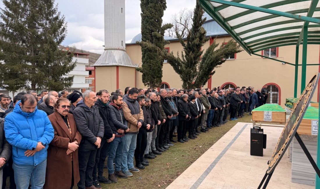 - Amasya'daki trafik kazasında ölen 2 kişinin cenazeleri, yaşamını yitiren