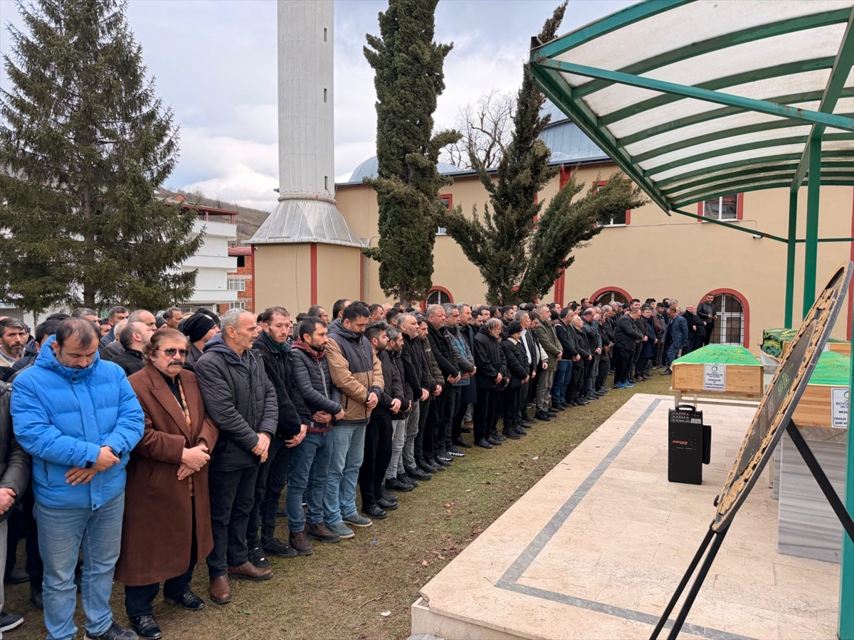 - Amasya'daki trafik kazasında ölen 2 kişinin cenazeleri, yaşamını yitiren