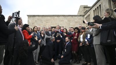 - "Kürsü fiilen abluka halindeyken olmuştur ve bu şekliyle bu