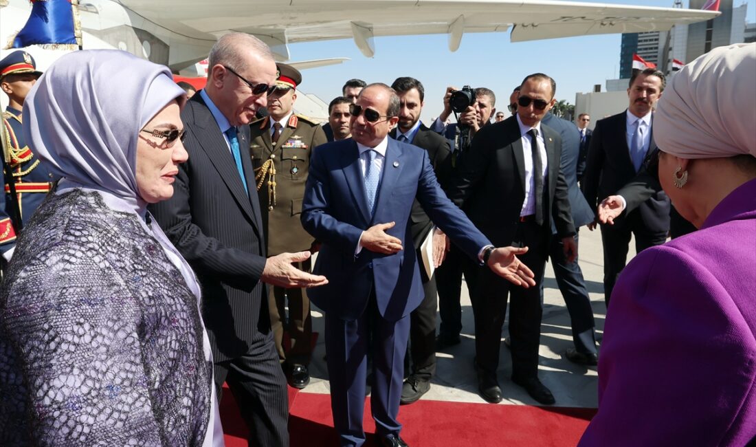 - Erdoğan, Kahire Uluslararası Havalimanı'nda, Mısır Cumhurbaşkanı Sisi tarafından karşılandı