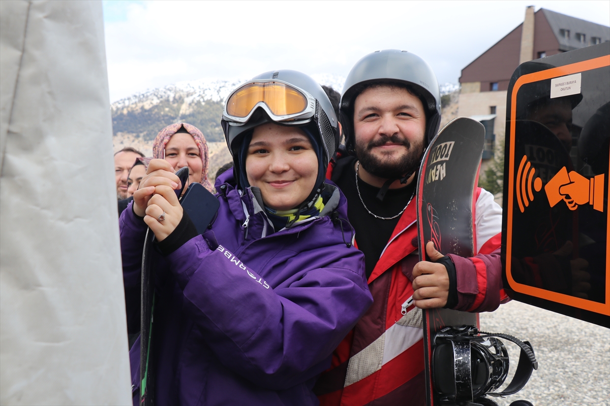 ISPARTA (AA) – Isparta'daki Davraz Kayak Merkezi, hafta sonunda yaklaşık