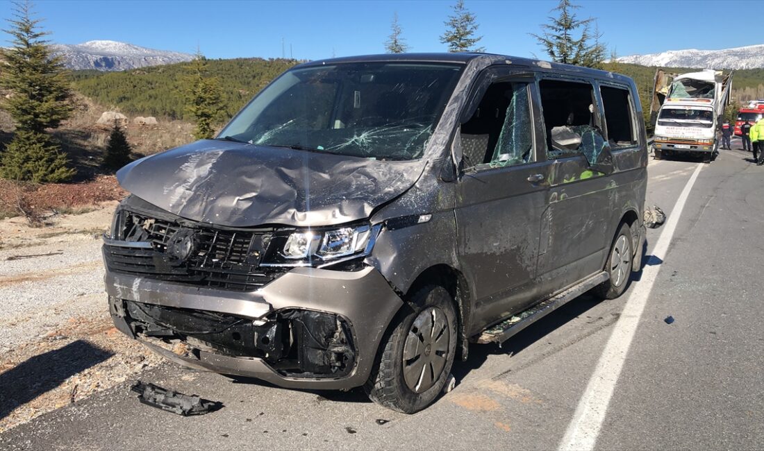 DENİZLİ (AA) – Denizli'nin Tavas ilçesinde kamyonetin minivana çarpması sonucu