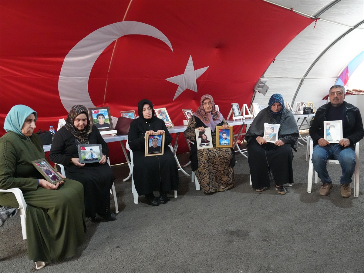 - Anne Ayten Elhaman:
- "Oğlumu almadan gitmeyeceğim. Biz anneler mücadelemize