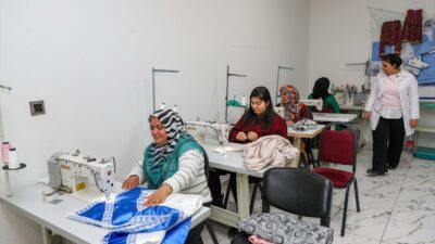 - Sur Kaymakamlığı Aile Destek Merkezi'ndeki kursiyer kadınlar, çeyiz sandıklarında