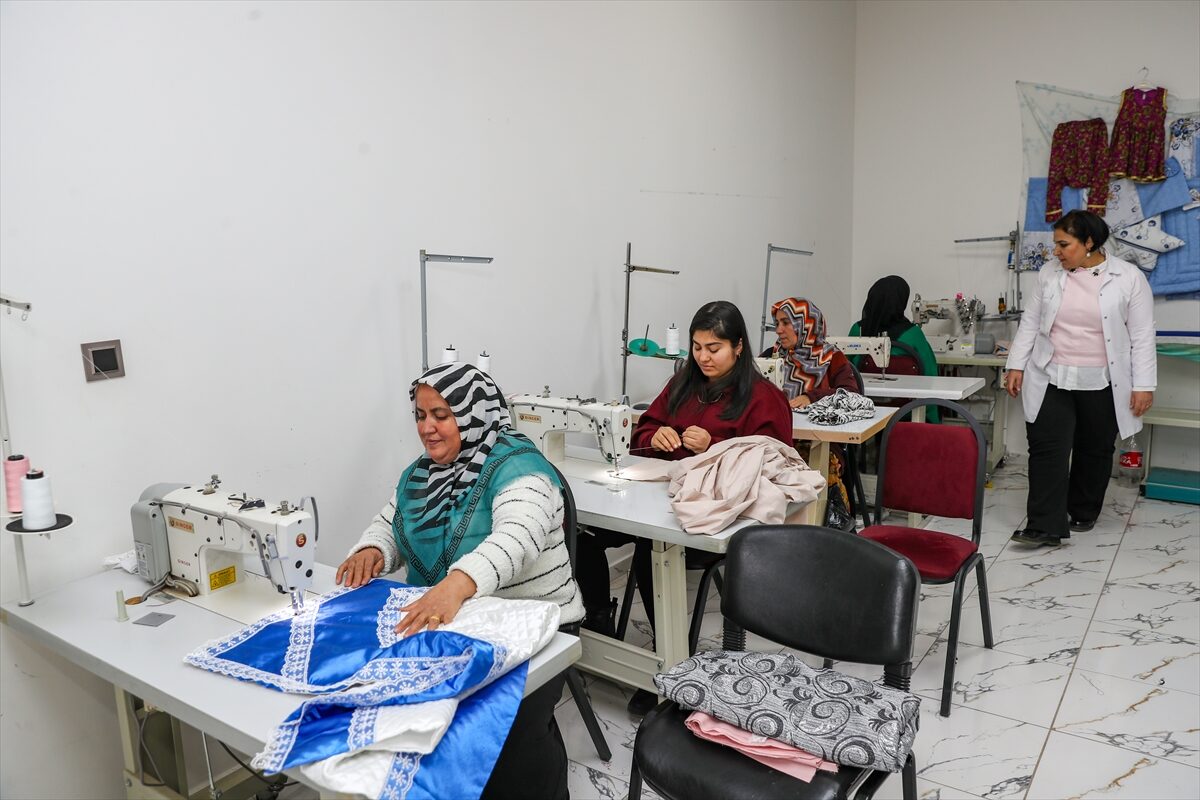 - Sur Kaymakamlığı Aile Destek Merkezi'ndeki kursiyer kadınlar, çeyiz sandıklarında