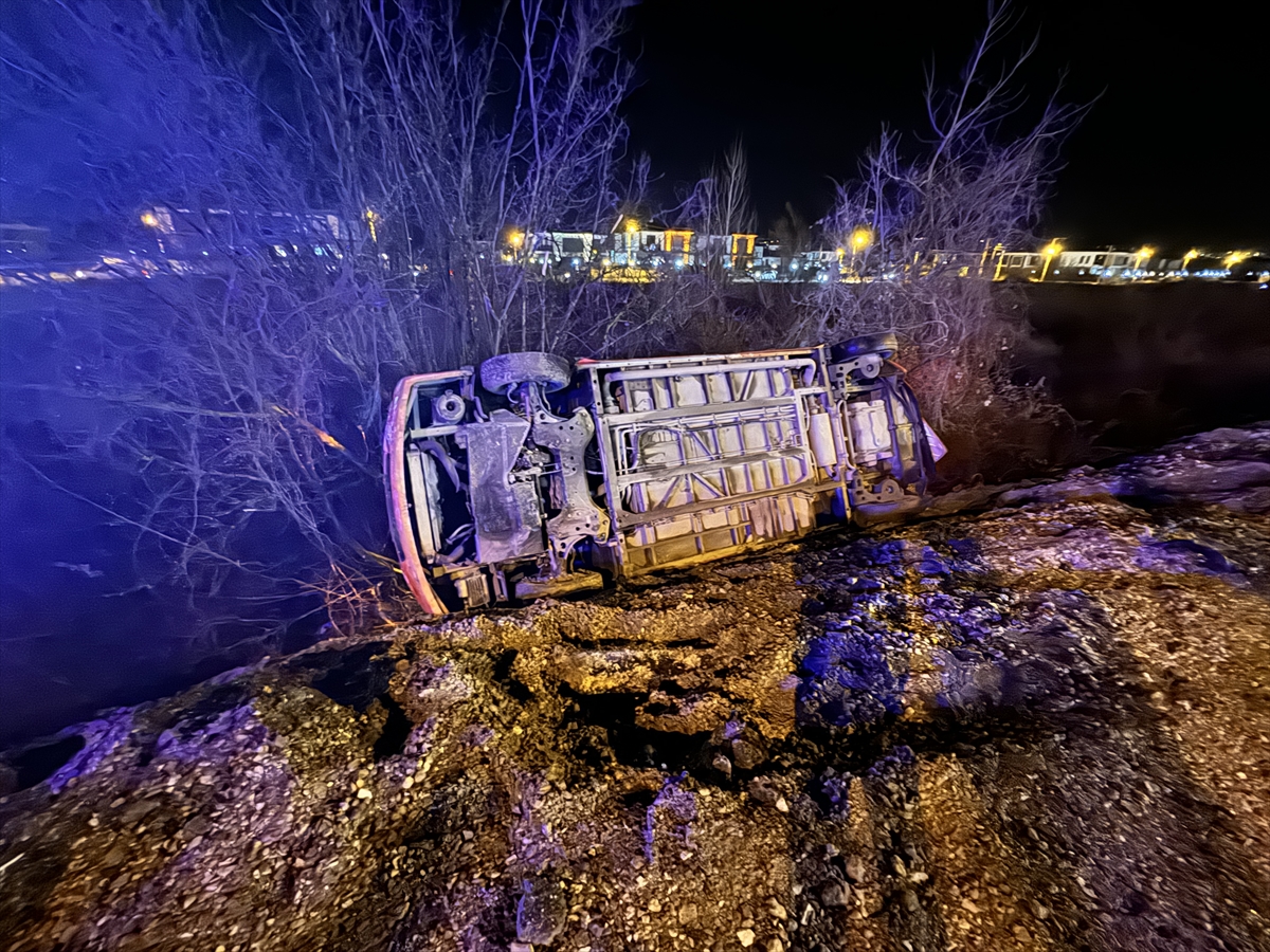 DÜZCE (AA) – Düzce'de özel halk midibüsü ile otomobilin çarpıştığı