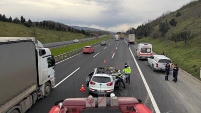 DÜZCE (AA) – Anadolu Otoyolu'nun Düzce kesiminde tıra çarpan SUV