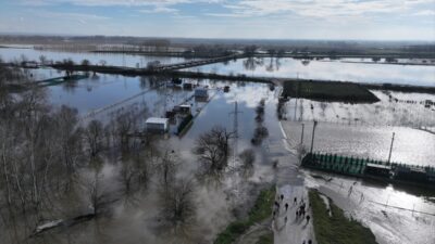 - Nehir, bazı bölgelerde yatağından çıkarak çevreye yayıldı