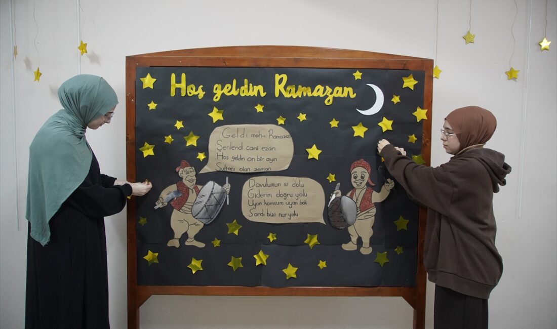 - Öğrenciler, okul koridorunu ayet ve hadislerin yer aldığı görseller