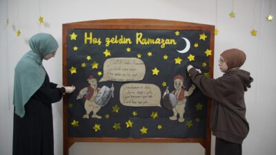 - Öğrenciler, okul koridorunu ayet ve hadislerin yer aldığı görseller