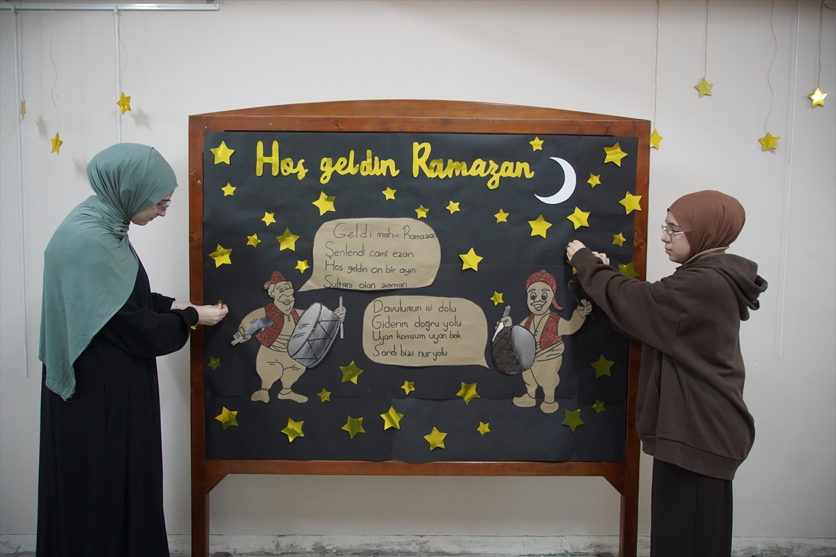 - Öğrenciler, okul koridorunu ayet ve hadislerin yer aldığı görseller