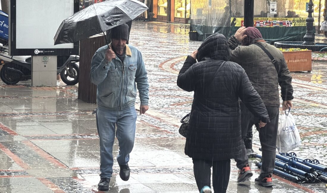 EDİRNE (AA) – Edirne'de sağanak yaşamı olumsuz etkiledi. Kentte çiseleme