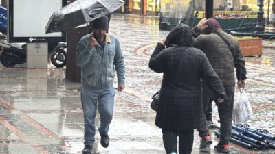 EDİRNE (AA) – Edirne'de sağanak yaşamı olumsuz etkiledi. Kentte çiseleme