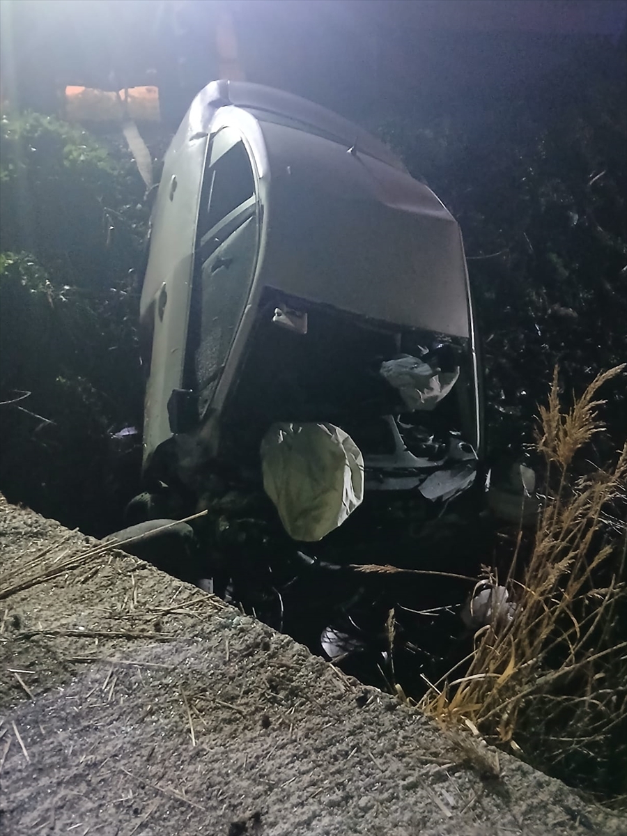 EDİRNE (AA) – Edirne'nin İpsala ilçesinde şarampole devrilen otomobilde 2