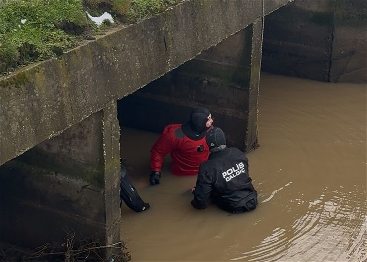 EDİRNE (AA) – Edirne'nin İpsala ilçesinde sulama kanalına düşen kamyonetin