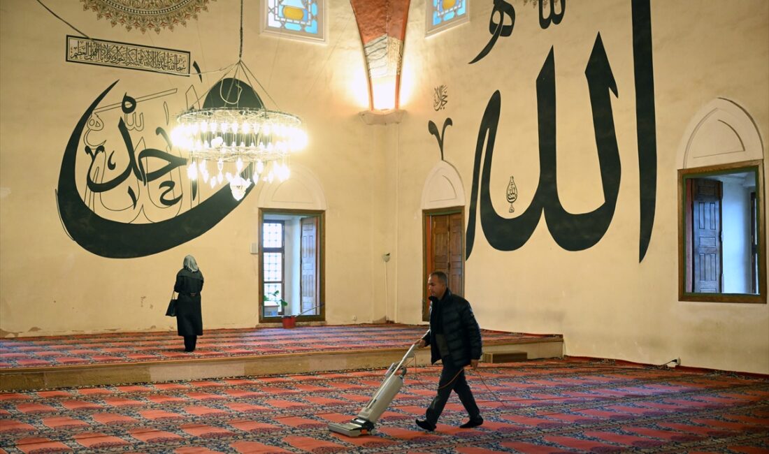 EDİRNE (AA) – Edirne Müftüsü Ercan Aksu, kentteki camilerin temizlenip