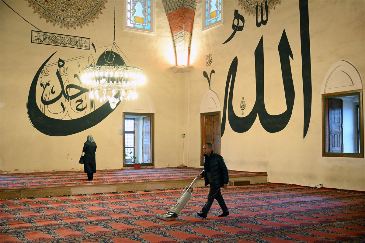 EDİRNE (AA) – Edirne Müftüsü Ercan Aksu, kentteki camilerin temizlenip