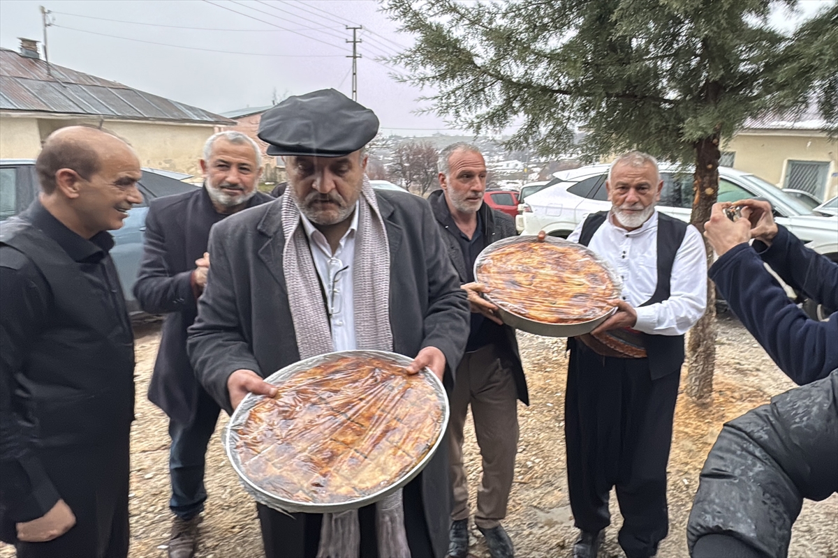 - Karaali köyünde birlik ve beraberliğin sembolü olarak görülen, evlere