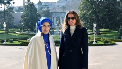 - Emine Erdoğan ile Rania Al Abdullah, görüştükleri Dolmabahçe Sarayı'nda,