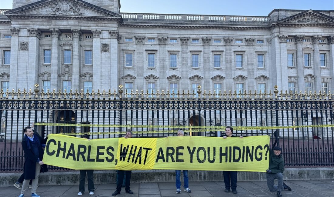 - Sarayın parmaklıklarına "Suç mahallidir girilmez" şeridi çeken monarşi karşıtları,