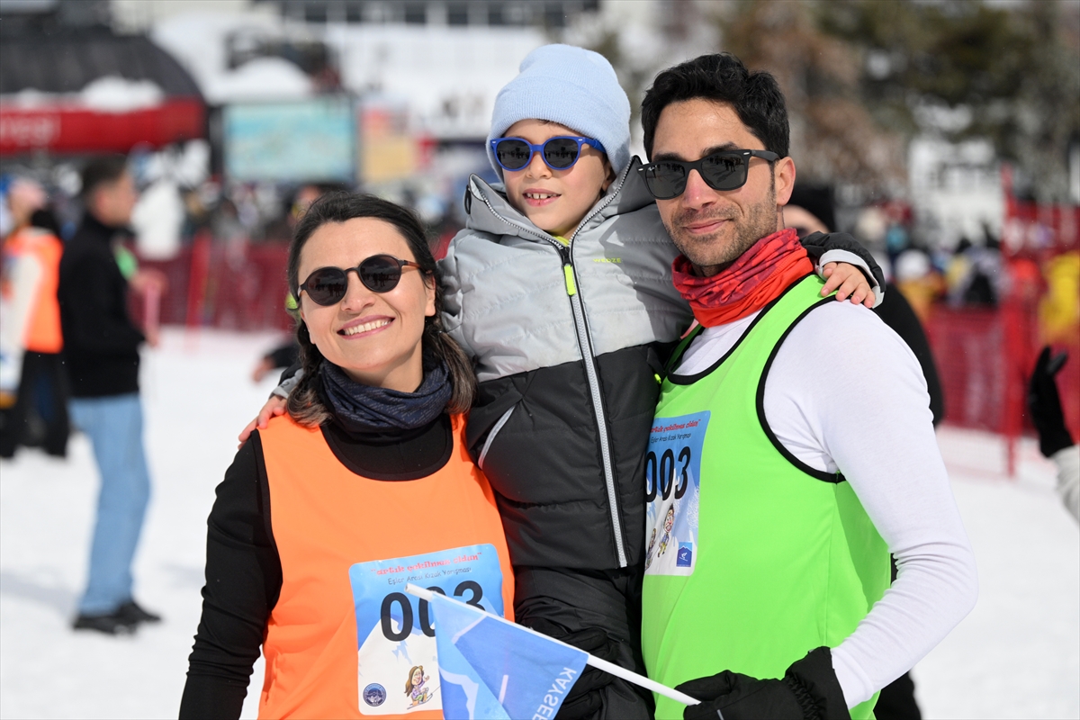 KAYSERİ (AA) – Erciyes Kış Sporları ve Turizm Merkezi'nde eşler