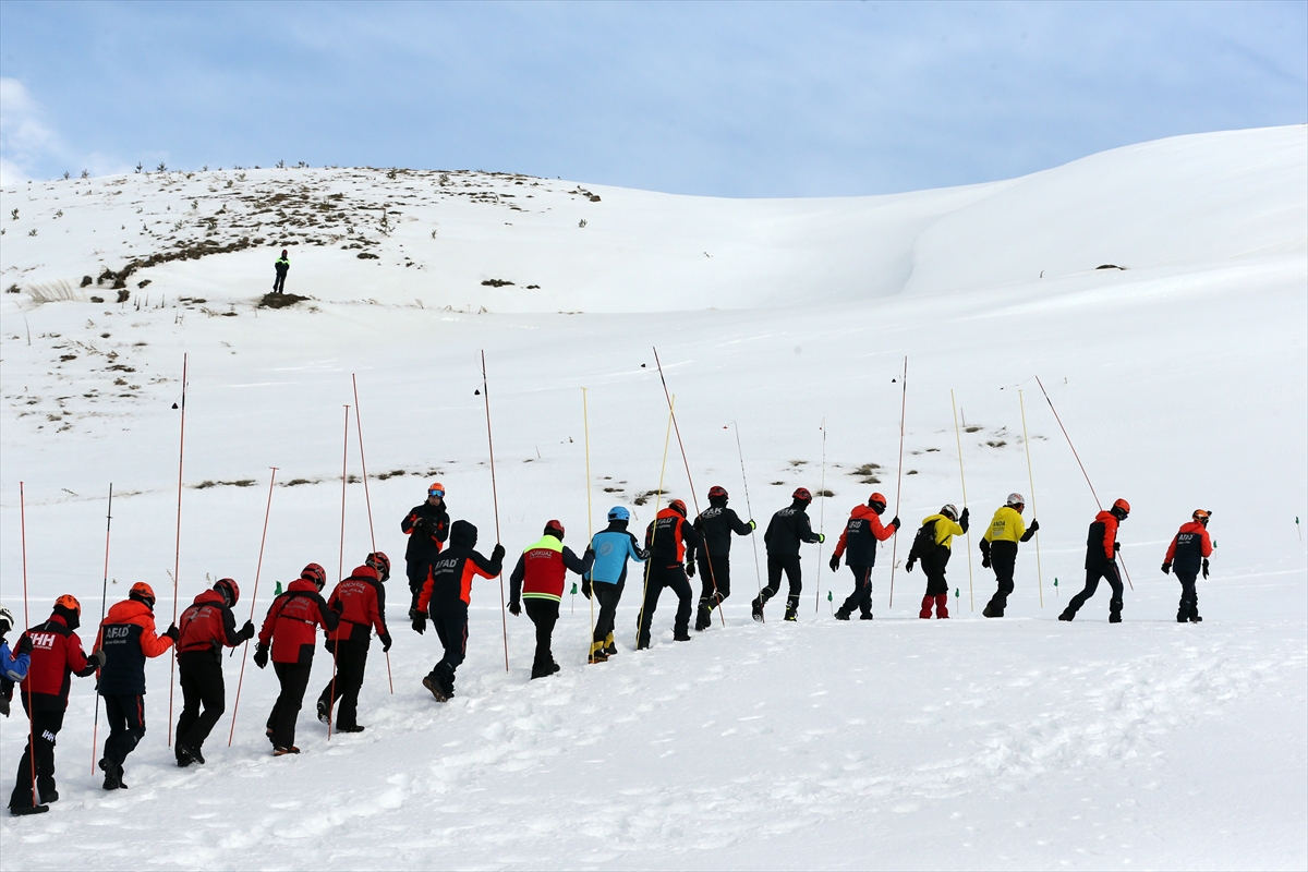 KAYSERİ (AA) – Kayseri'de, Erciyes Kayak Merkezi'nde 171 personelin katılımıyla