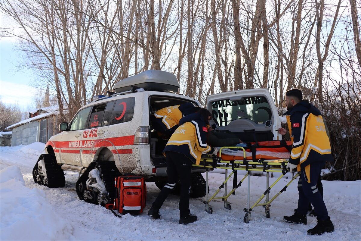 - Ağır kış şartlarının hüküm sürdüğü Erzincan'da, sağlık çalışanları paletli