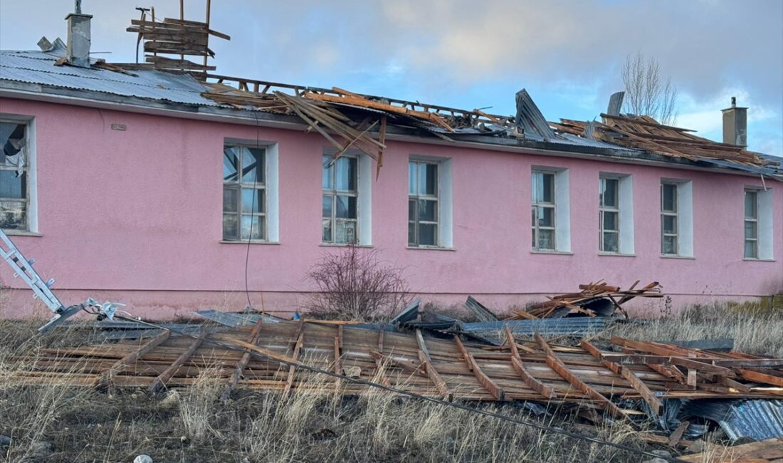 ERZİNCAN (AA) – Erzincan'da şiddetli rüzgar sebebiyle köylerdeki bazı evlerin