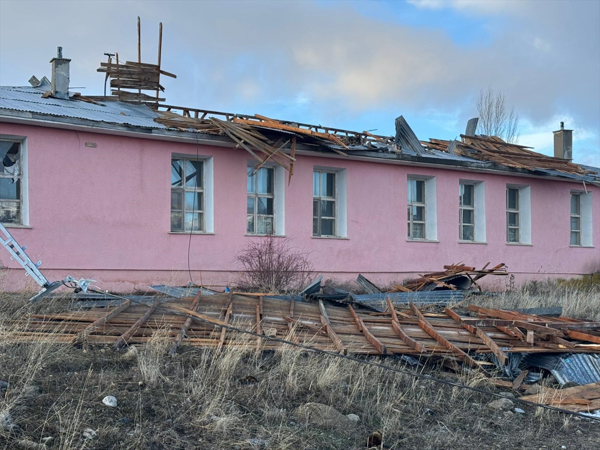 ERZİNCAN (AA) – Erzincan'da şiddetli rüzgar sebebiyle köylerdeki bazı evlerin