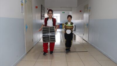 ERZURUM (AA) – Erzurum'da okullarını süsleyen ilkokul öğrencileri, on bir