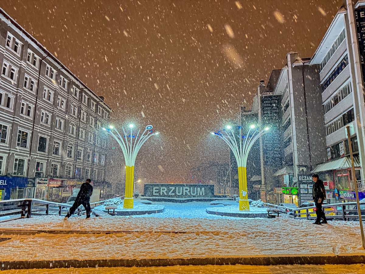 ERZURUM (AA) – Erzurum'da etkili olan yoğun kar yağışıyla kent