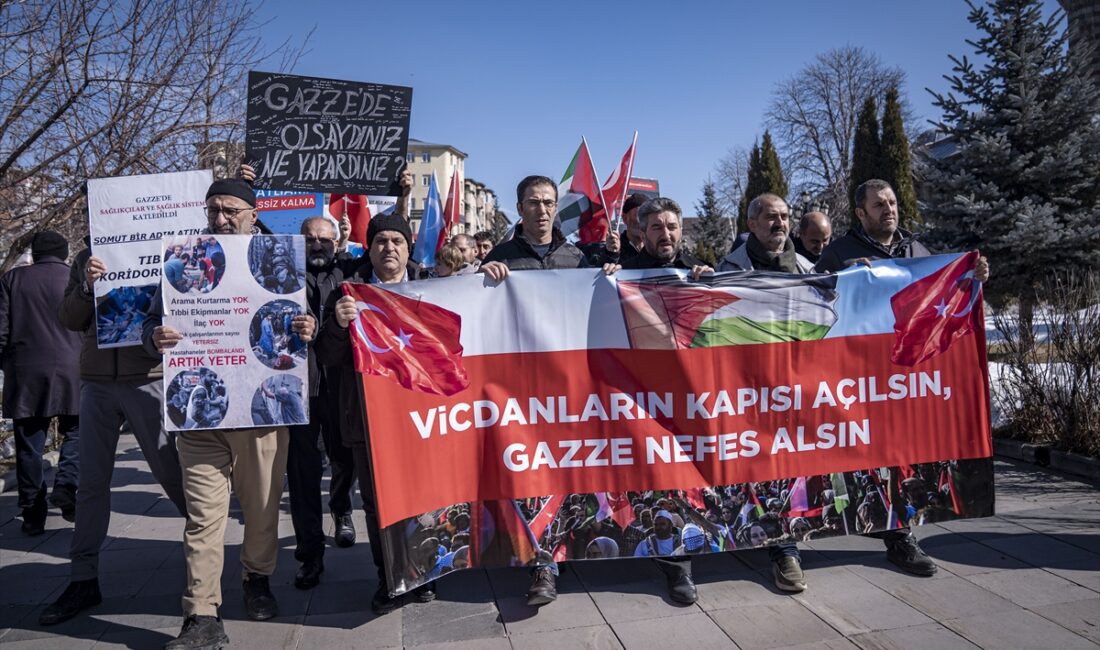 ERZURUM (AA) – Erzurum'da sağlık çalışanları, İsrail'in Gazze'ye yönelik saldırılarını