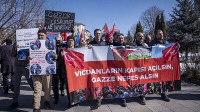 ERZURUM (AA) – Erzurum'da sağlık çalışanları, İsrail'in Gazze'ye yönelik saldırılarını