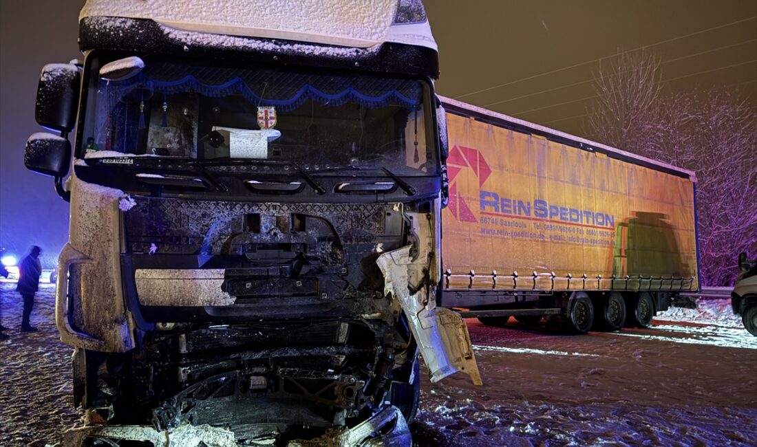 ERZURUM (AA) – Erzurum'da, tır ile çarpışan SUV tipi araçtaki